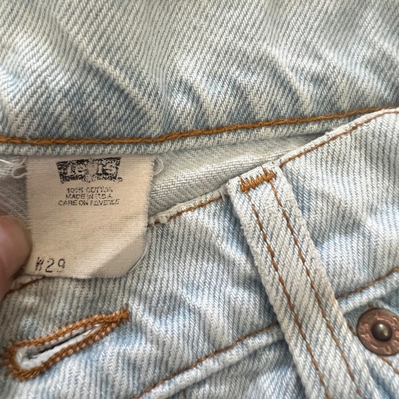 Levi’s 560 Super High Rise Lightwash Distressed Denim Jean Shorts Size 29 - Picture 2 of 3